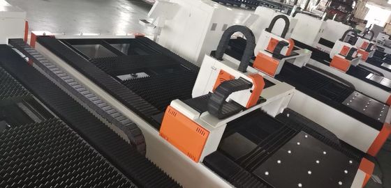 1500*3000 mm HIWIN 3-assige configuratie Glasvezellasersnijmachine met 3000W uitgang
