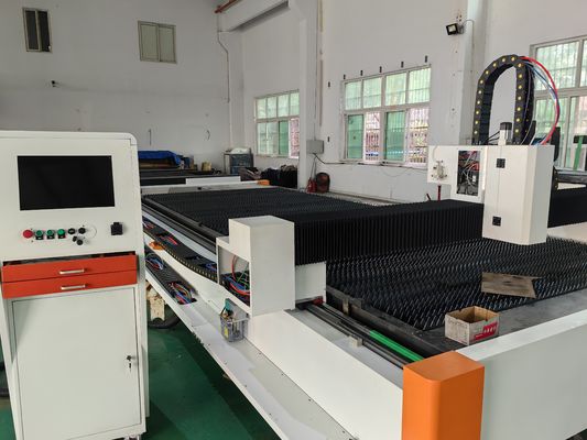 Hoogproductieve 3015-vezellasersnijmachine voor het snijden van platen met een dikte van 0-30 mm